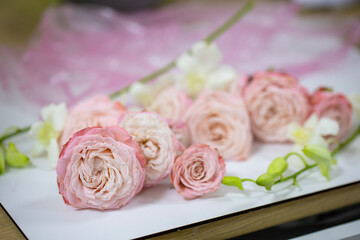 Bush rose. Cake decoration with roses flowers. Home made decorate beautiful flowers. Floral decoration of the cake. Fresh flowers for the cake. Eustoma