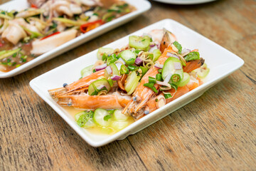 Spicy Grilled Prawn salad with Lemongrass