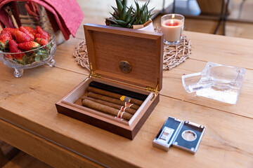 Humidified cigar box with accessories