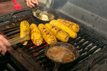 Elote amarillo.

elotes amarillos en el asador.

elotes cocinándose en el asador 