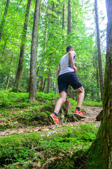 Trail Running im Wald, Trendsport für sportliche Läufer