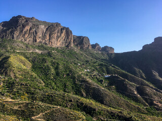 Fototapeta na wymiar Barranco del Chorrillo y carretera GC-60 en Tejeda, Gran Canaria, España (26 04 2018). Típico paisaje agreste con profundos barrancos en los pueblos de la isla.