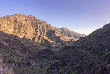 Cresta de la montaña en el barranco de Mogán, isla de Gran Canaria en España. Típico paisaje agreste con profundos barrancos en la isla.