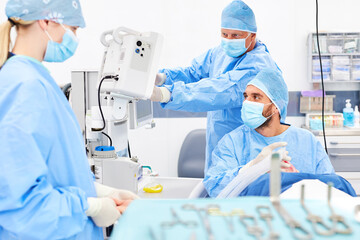 Anästhesist und Chirurg bei der Patientenüberwachung