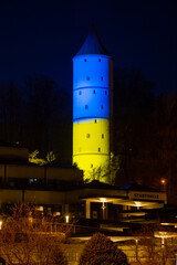 Obraz premium Die Stadt Biberach an der Riß beleuchtet den Weißen Turm zum Zeichen der Solidarität mit der Ukraine in den Nationalfarben der Ukraine