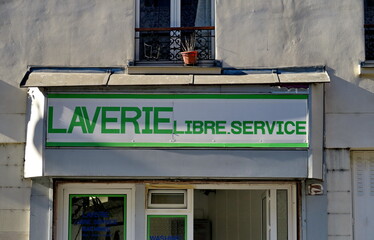 Fototapeta na wymiar Laverie libre service. Enseigne de vieux magasin.