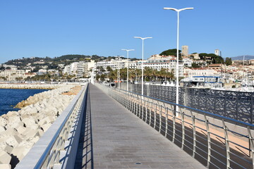 France, côte d'azur, Alpes Maritimes, Cannes, le quartier du Suquet et le boulevard du midi vus de la nouvelle jetée du vieux port.