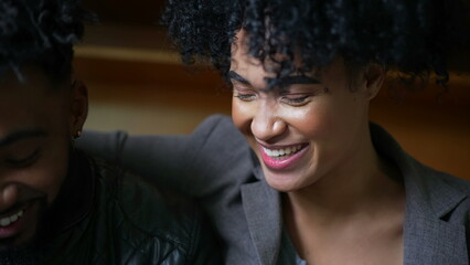 Naklejka premium A black couple laughing and smiling in conversation candid and casual