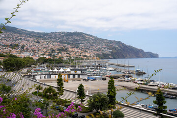 Fototapeta na wymiar Vue sur la baie de Funchal depuis le parc de Santa Catarina, Madère