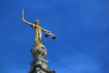 Justice statue atop court in London