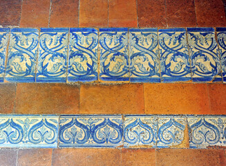 Pavimento tradicional de una casa de Sevilla con mezcla de baldosas de cerámica y azulejos...