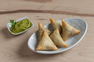 Samosas de verduras con salsa de guacamole
