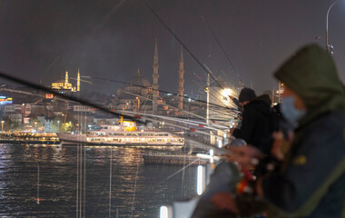 Obraz premium Fishermen fishing on Galata Bridge. life in the pandemic