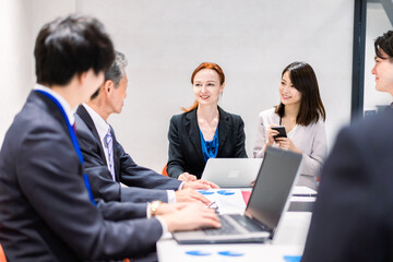 国際会議で通訳をする女性