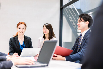 国際会議で通訳をする女性