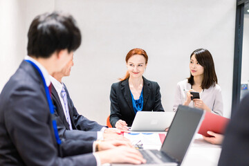 国際会議で通訳をする女性