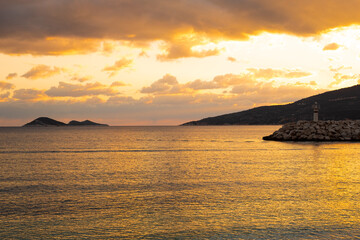 Obraz premium Breathtaking colorful orange sunset at Mediterranean sea, reflecting in water.Beautiful seaside,coastline.Copy space.Beauty in nature concept