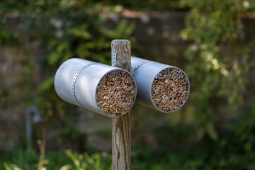 DIY Insektenhotel aus grauen  PVC Rohr