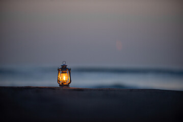 砂浜とランタン