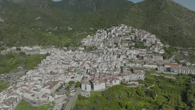 vista aérea del municipio de Ojén en la provincia de Málaga, España
