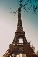 Papier Peint photo Lavable Marron profond La Tour Eiffel contre un ciel parfaitement bleu. Beauté voyage à Paris, lieu touristique.