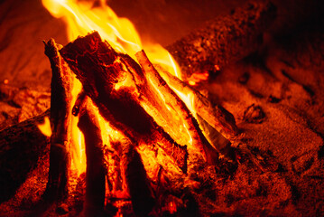 Fototapeta premium 砂浜と焚き火