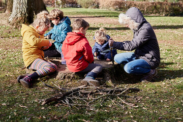 enfants travaillent le bois pour faire une sculture