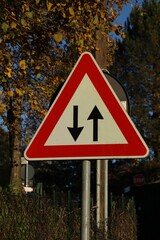 Italy, Road signs: Alternating traffic.