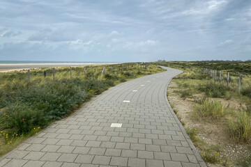 Fietspad langs Noordzeestrand en duinen in Kijkduin, Nederland