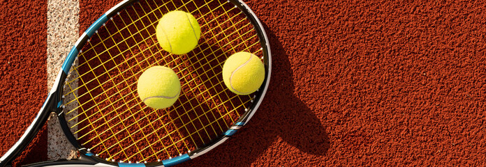 Estores personalizados esportes com sua foto A tennis racket and new tennis ball on a freshly painted tennis court