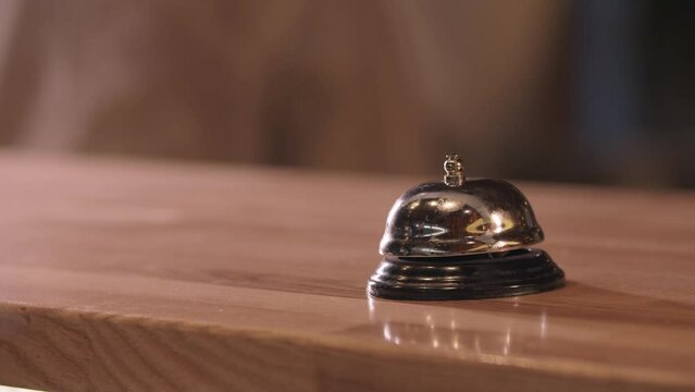 Restaurant cooking - the chef beats the bell in the distribution area