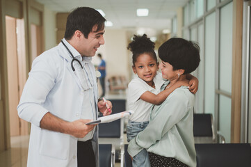 Obraz premium Doctor examining little patient with mother