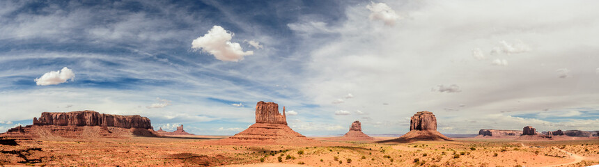 Fototapeta na wymiar monument valley landscape in border between Utah and Arizona, USA