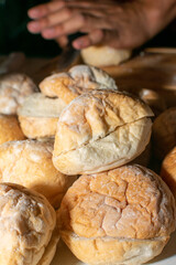 bollos 

bollos para hamburguesa 

bollos para sandwhich 

bollos para comer con bbq 

mano cortando bollo 

mano reparando sandwich