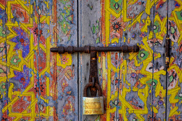 Recorte de una antigua puerta coloreada con candado y pasador en Rabat (Marruecos) - obrazy, fototapety, plakaty