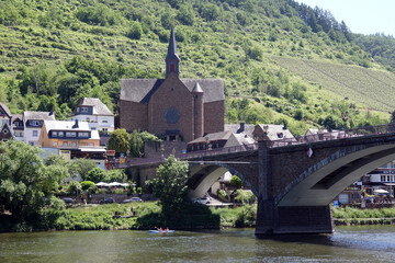 Skagerrak-Brücke und Pfarrkirche Sankt Remaclus in Cochem