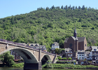 Skagerrak-Brücke und Pfarrkirche Sankt Remaclus in Cochem