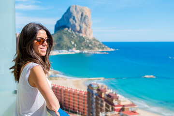 Fototapeta na wymiar Turista disfrutando de las magníficas vistas de la ciudad de Calpe (Alicante), con su playa mediterránea y el Peñon de Ifach al fondo. 