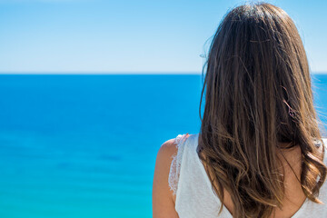 Turista disfrutando de las magníficas vistas de la ciudad de Calpe (Alicante), con su playa...