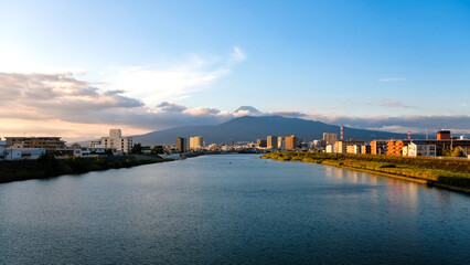Fototapeta premium 静岡県沼津市 港大橋から見る街並みと富士山