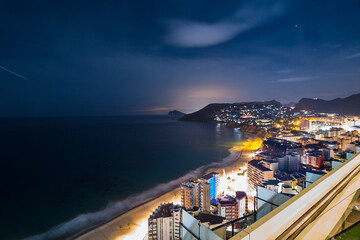 Fotografía nocturna de Calpe (Alicante) desde lo más alto de la ciudad. 
