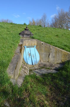 Budowla hydrotechniczna, przepust wałowy, grobla nad Odrą, Wrocław, Polska