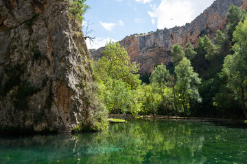 Fototapeta na wymiar Lake of the mirror in the natural park of the Monasterio de Piedra.