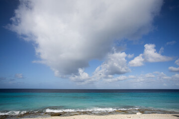 Fototapeta na wymiar Turquoise sea, blue sky with big cloud. Seascape.