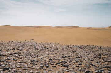 Cantos rodados costeros modelados por las corrientes marinas y la erosión del aire y la arena. Campo de dunas de Maspalomas, Gran Canaria, España.