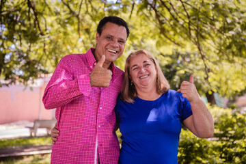 Fototapeta premium Older dating couple with thumbs up smiling