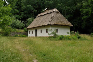 Fototapeta na wymiar old mazanka house in the Ukrainian village
