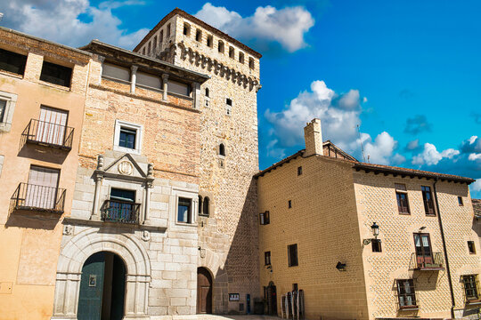 Conjunto monumental y torre&oacute;n de Lozoya en la plaza de San Mart&iacute;n de Segovia, Espa&ntilde;a
