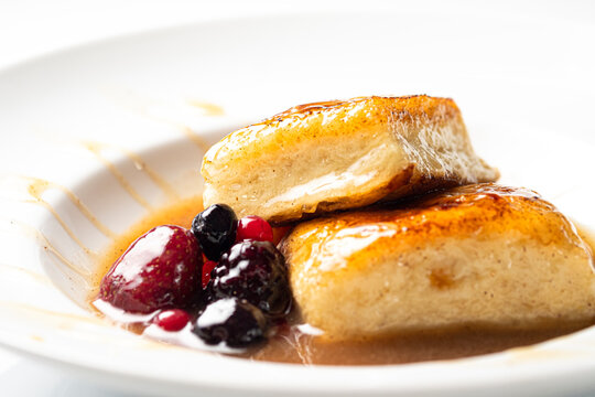 torrijas casera de leche con frutos rojos , t&iacute;picas de semana santa.alta cocina