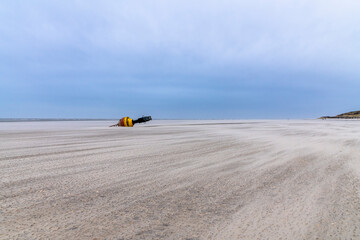 Fototapeta na wymiar verlassene Boje im Sandstrand